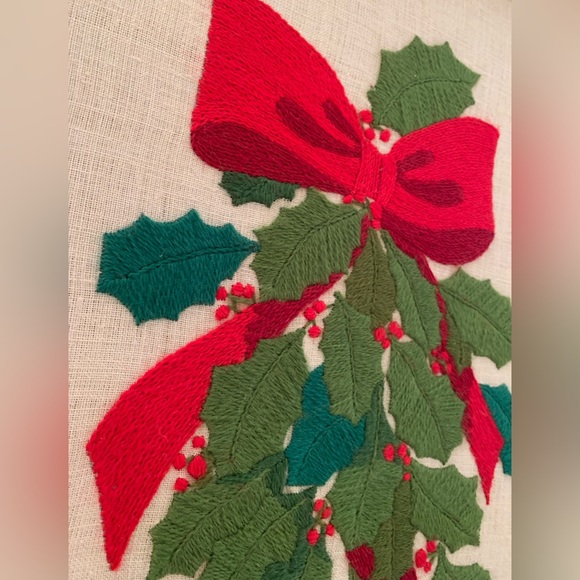 Vintage Handcrafted Crewel Embroidered Holly Swag Circa 1984 (Frame included) - Picture 4 of 9